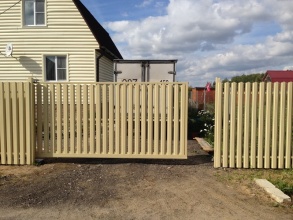 Ворота откатные из евроштакетника - пример 12 фото в Зарайске